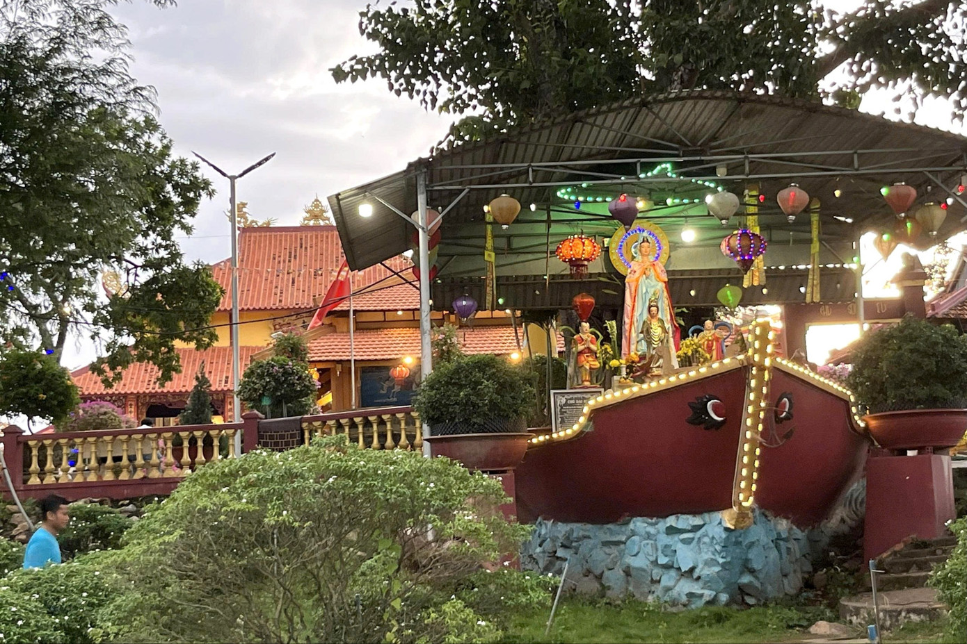 Du khách kéo về chùa Núi Nổi trải nghiệm hiện tượng 'có một không hai'- Ảnh 2.