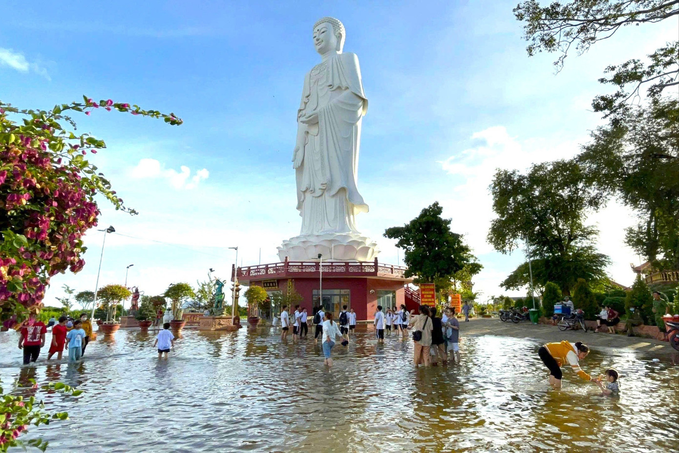 Du khách kéo về chùa Núi Nổi trải nghiệm hiện tượng 'có một không hai'- Ảnh 3.