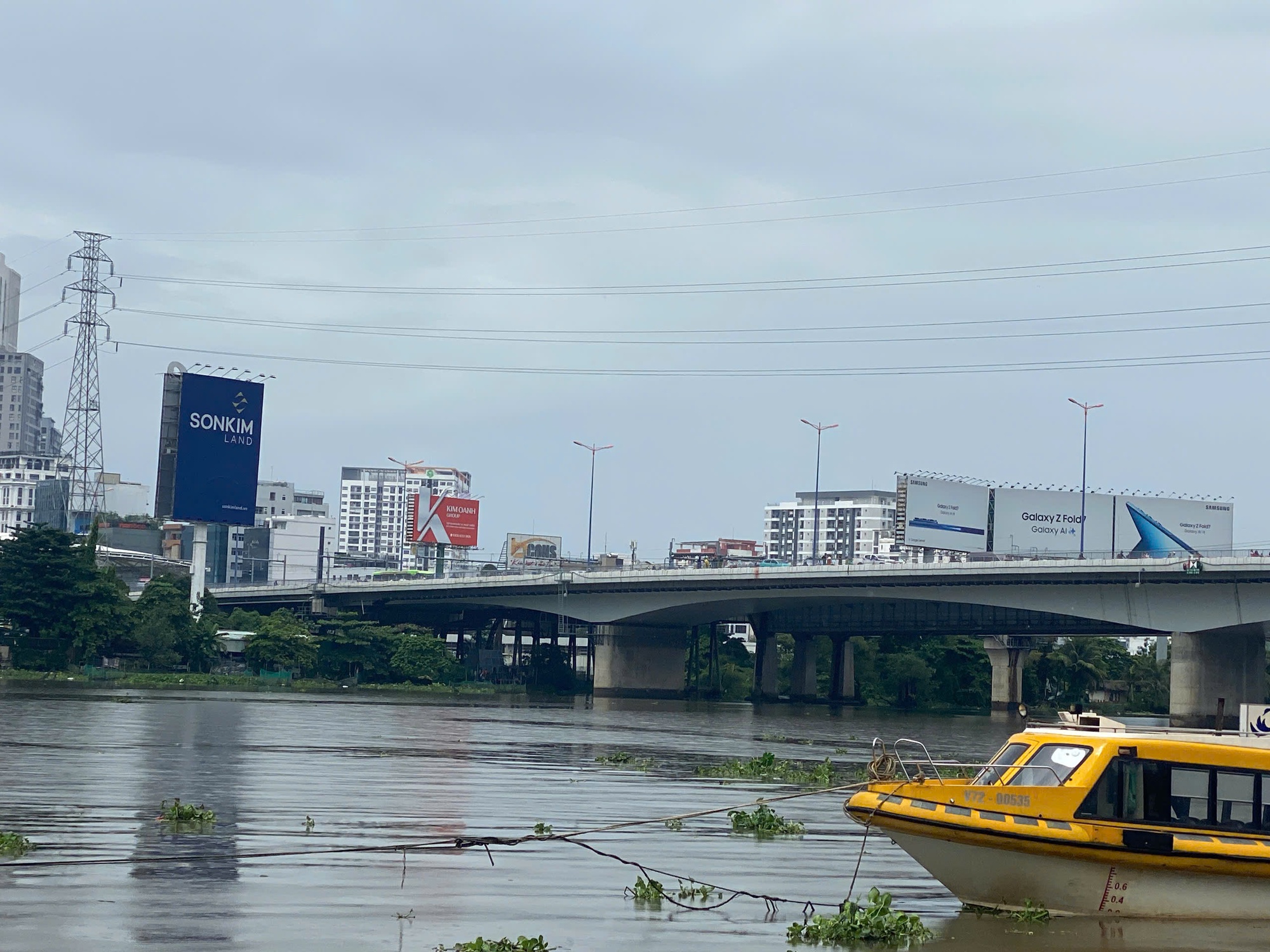 Người đàn ông cầm vật nhọn cứa cổ, nhảy xuống sông Sài Gòn- Ảnh 3.