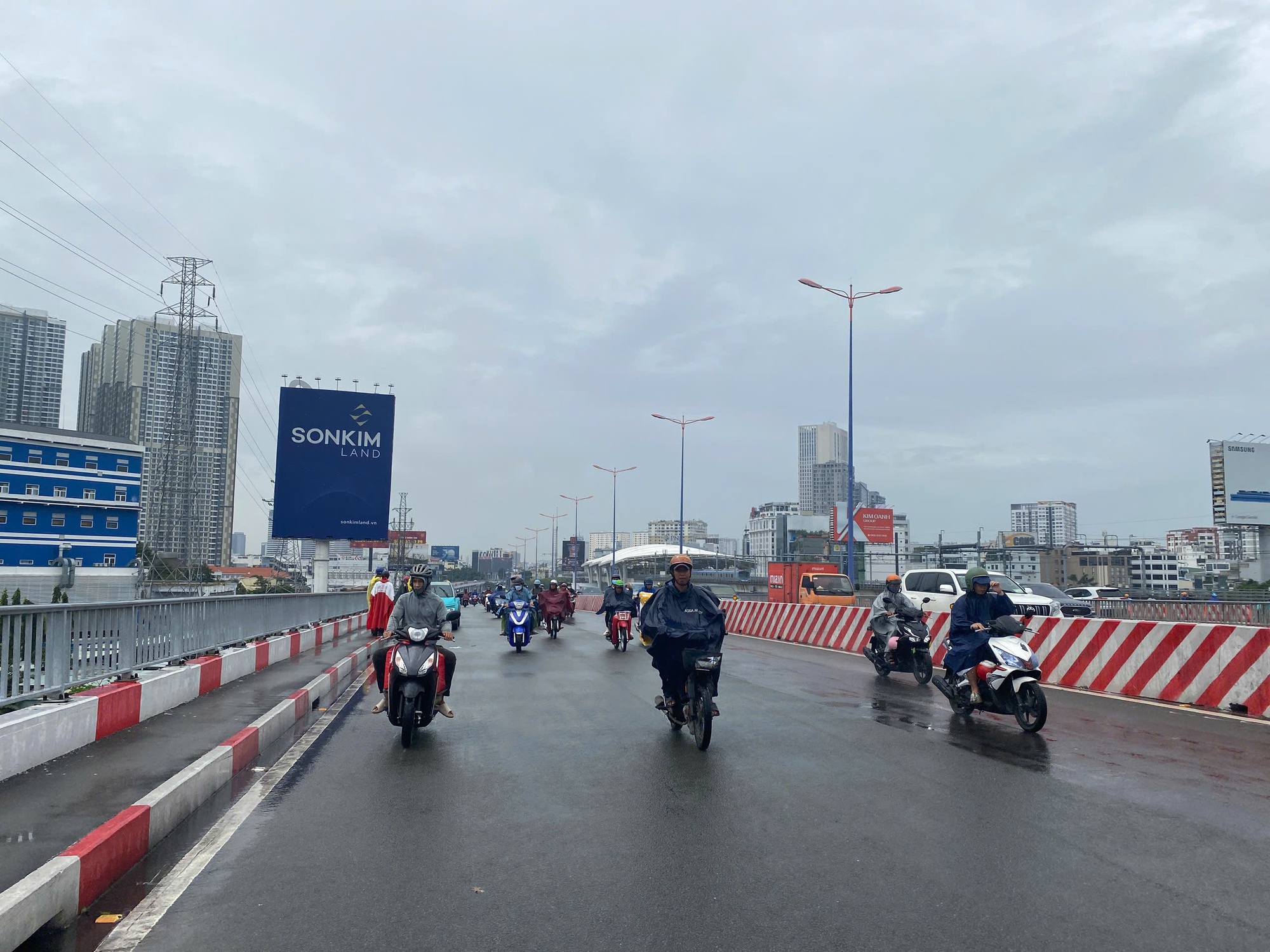 Người đàn ông cầm vật nhọn cứa cổ, nhảy xuống sông Sài Gòn- Ảnh 2.