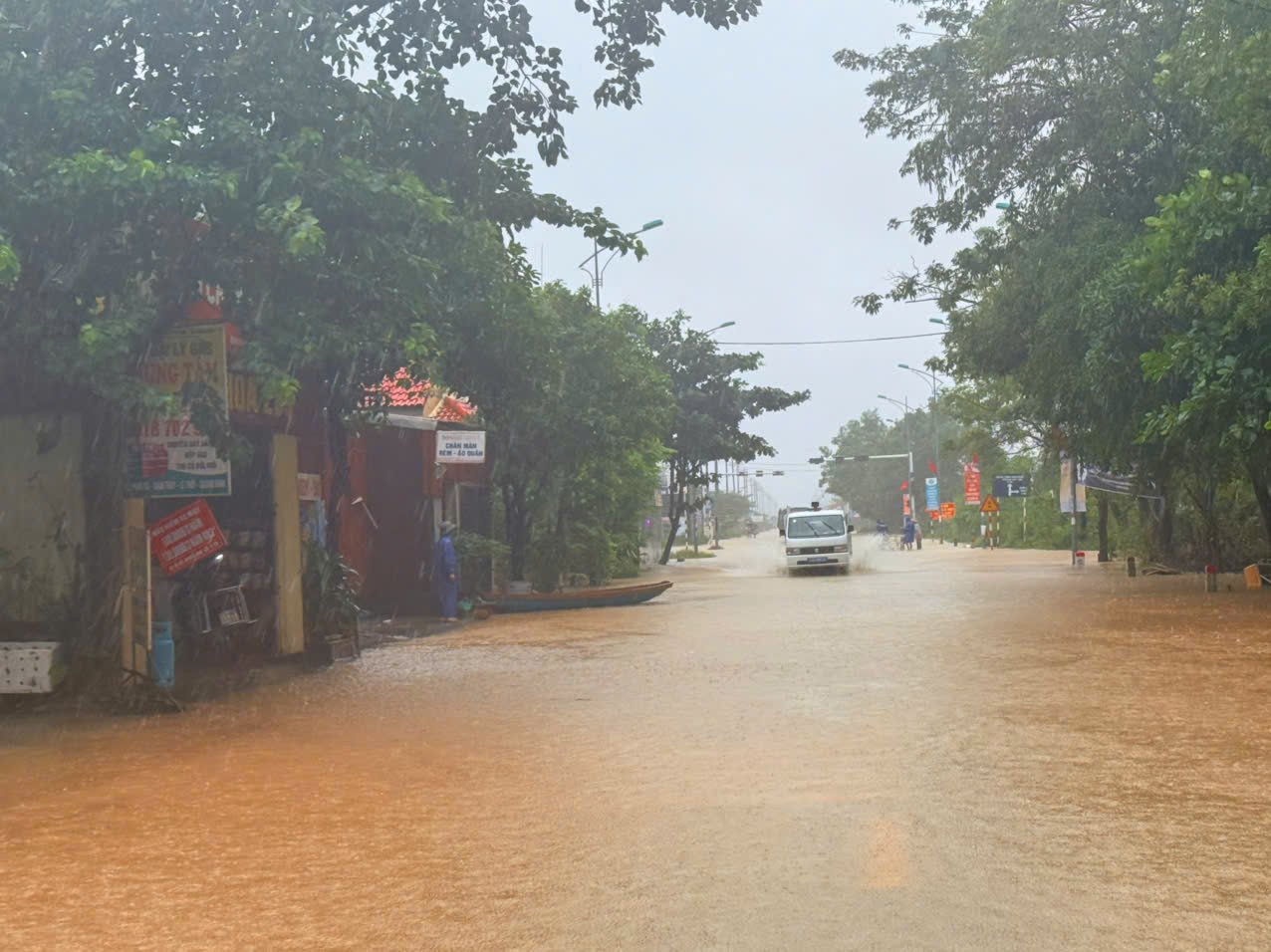 Biển nước bao vây xã Lệ Thủy, người dân hối hả chạy lũ- Ảnh 16.