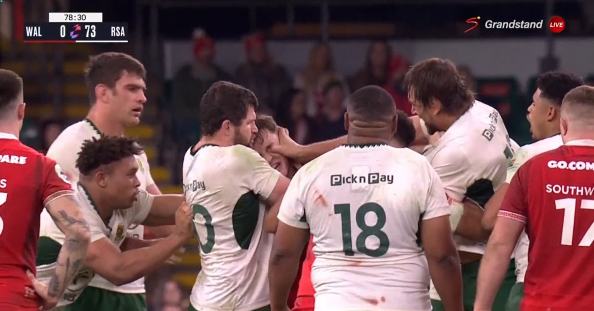 Kinh hoàng: Cầu thủ nổi tiếng thẳng tay móc mắt đối thủ dù đang thắng 73-0 kỉ lục- Ảnh 2.