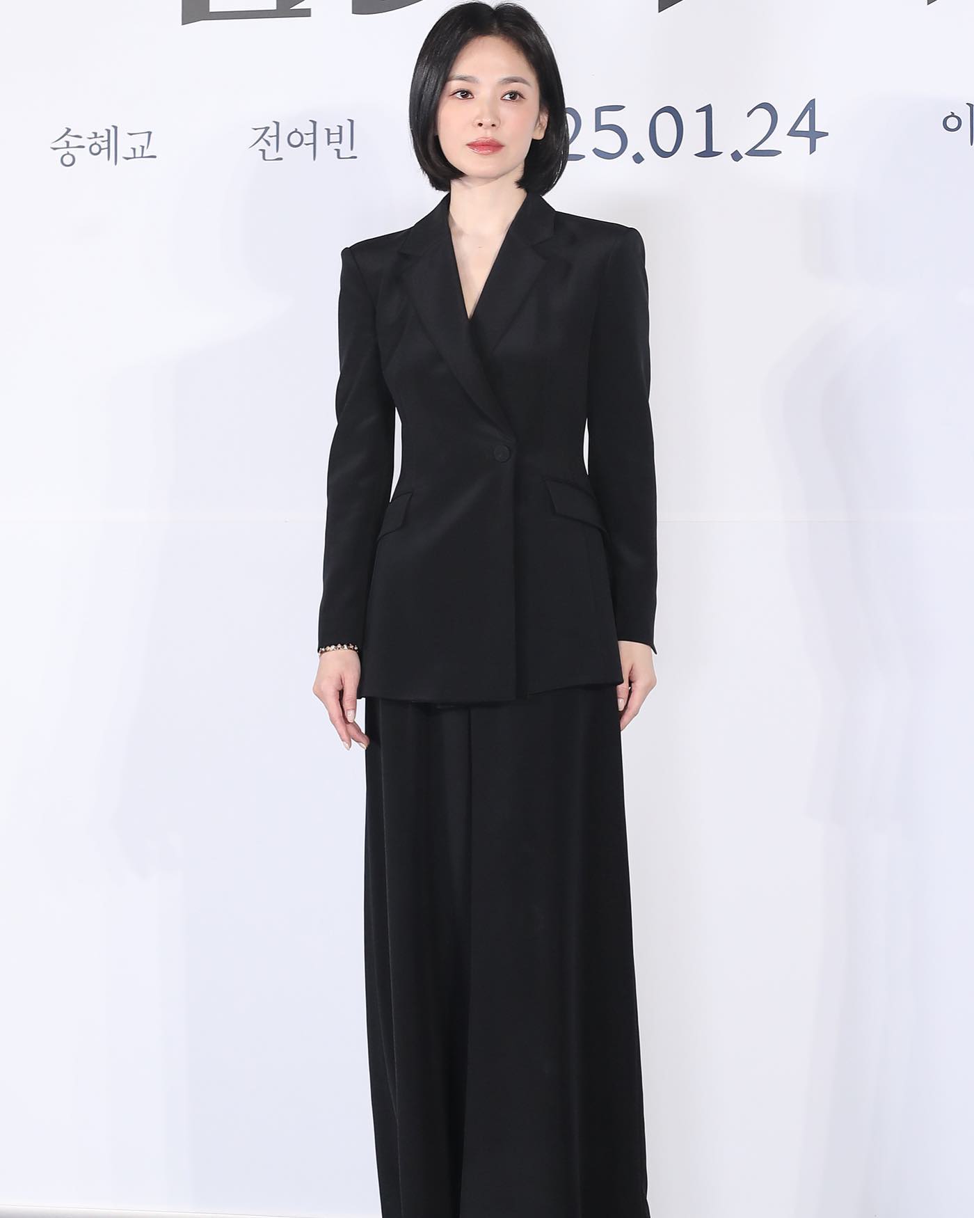 Phụ nữ U50, để tóc ngắn mặc gì đẹp nhất: 9 set đồ của Song Hye Kyo chính là đáp án- Ảnh 8.