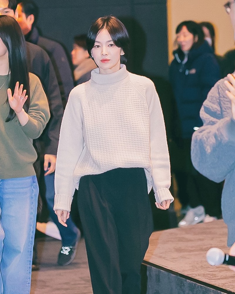 Phụ nữ U50, để tóc ngắn mặc gì đẹp nhất: 9 set đồ của Song Hye Kyo chính là đáp án- Ảnh 6.