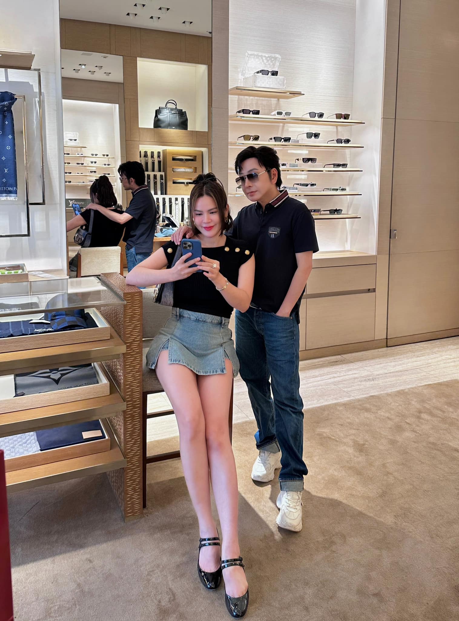 Nam NSƯT 53 tuổi được vợ đại gia sinh con cho, đón về ở biệt thự 200 tỷ đồng, yêu hết lòng mặc gièm pha- Ảnh 4. Nam NSƯT 53 tuổi được vợ đại gia sinh con cho, đón về ở biệt thự 200 tỷ đồng, yêu hết lòng mặc gièm pha- Ảnh 4.