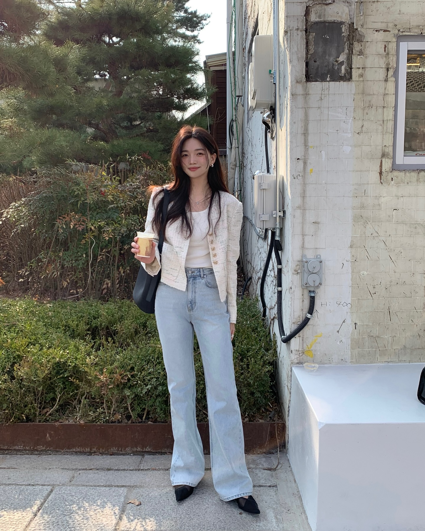 Vì sao phụ nữ ở mọi độ tuổi nên ưu tiên sắm áo khoác ngắn hơn áo khoác dài?- Ảnh 1.