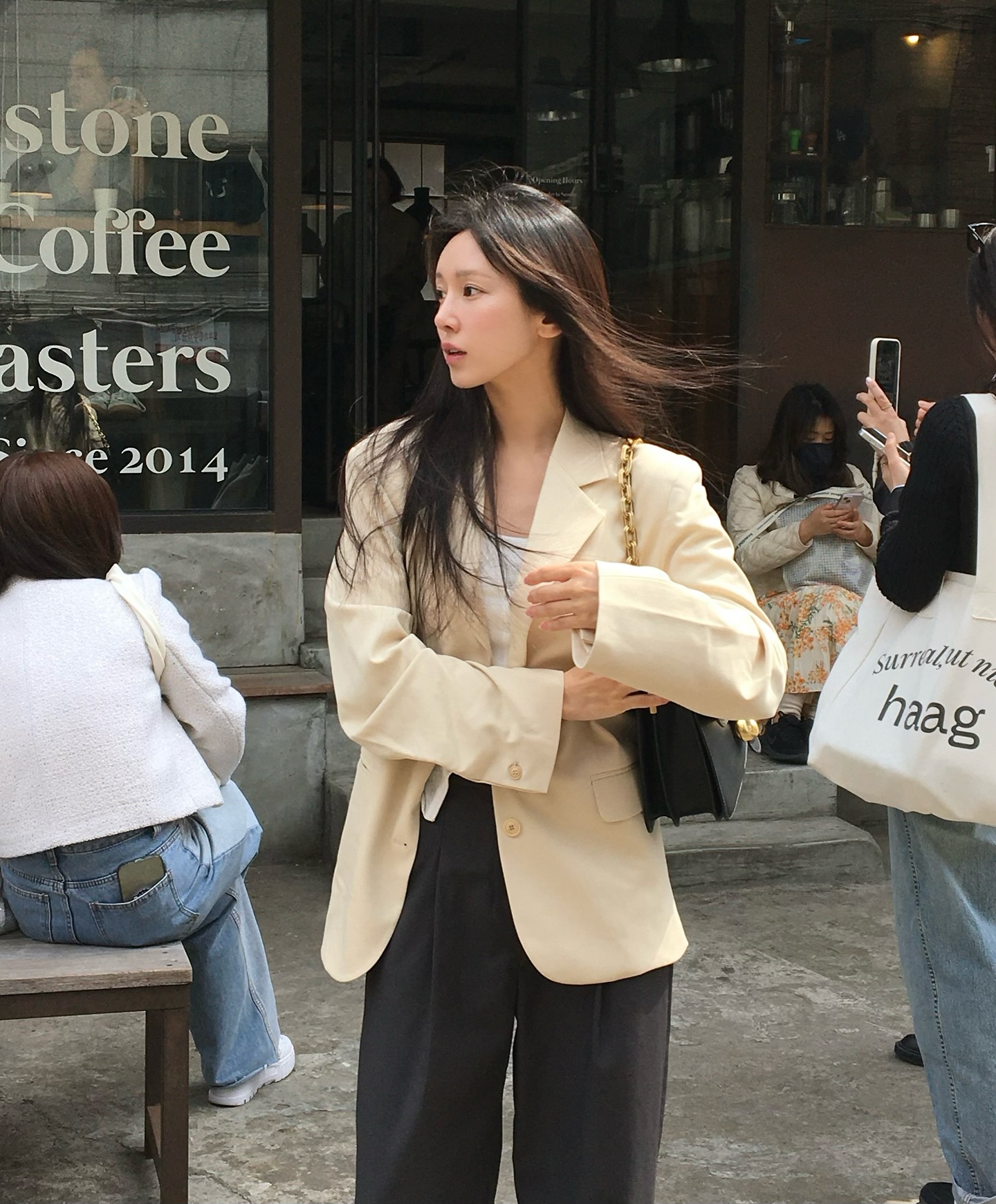 Vì sao phụ nữ ở mọi độ tuổi nên ưu tiên sắm áo khoác ngắn hơn áo khoác dài?- Ảnh 2.