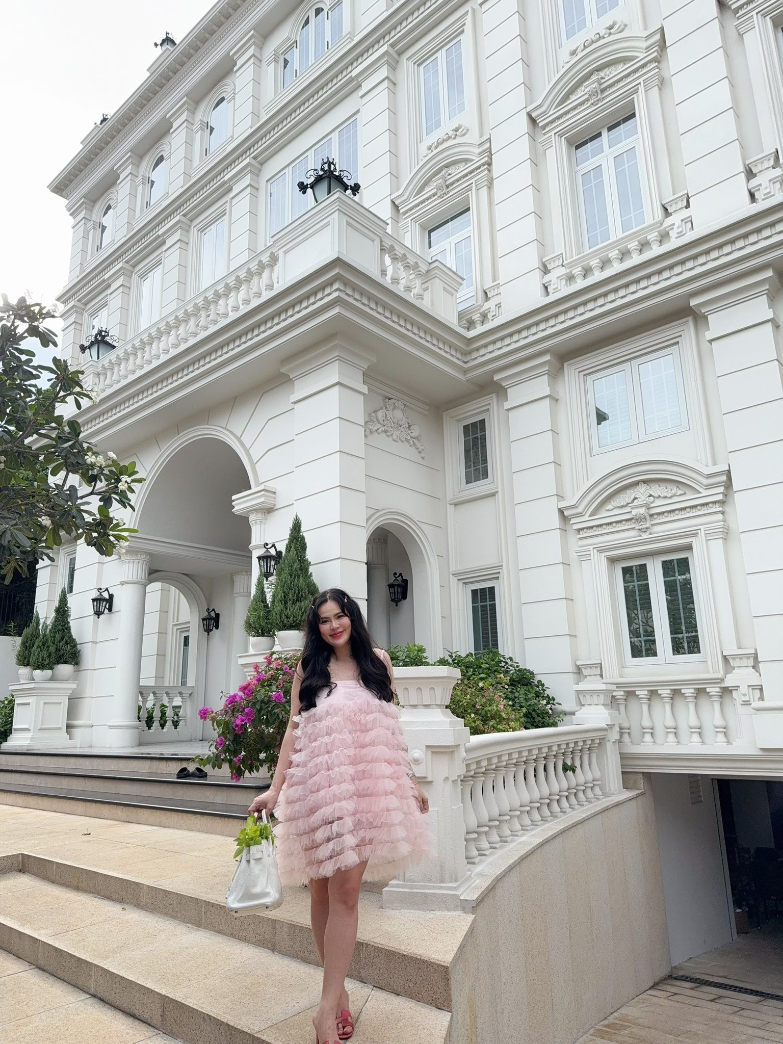 Nam NSƯT 53 tuổi được vợ đại gia sinh con cho, đón về ở biệt thự 200 tỷ đồng, yêu hết lòng mặc gièm pha- Ảnh 5. Nam NSƯT 53 tuổi được vợ đại gia sinh con cho, đón về ở biệt thự 200 tỷ đồng, yêu hết lòng mặc gièm pha- Ảnh 5.