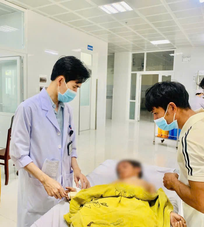 Tai nạn lật xe, bệnh viện kích hoạt báo động đỏ cứu 13 học sinh- Ảnh 2.