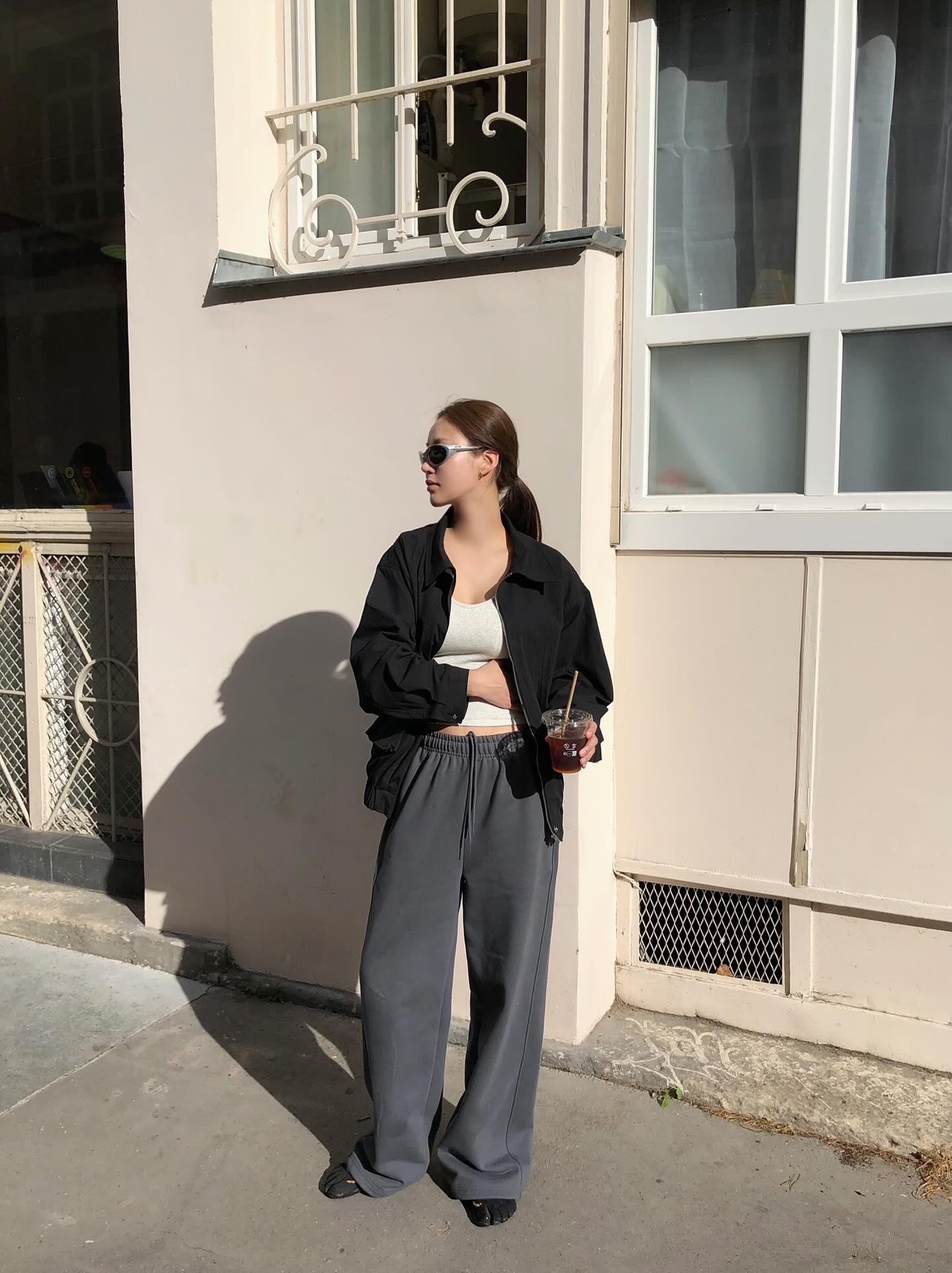 Vì sao phụ nữ ở mọi độ tuổi nên ưu tiên sắm áo khoác ngắn hơn áo khoác dài?- Ảnh 5.