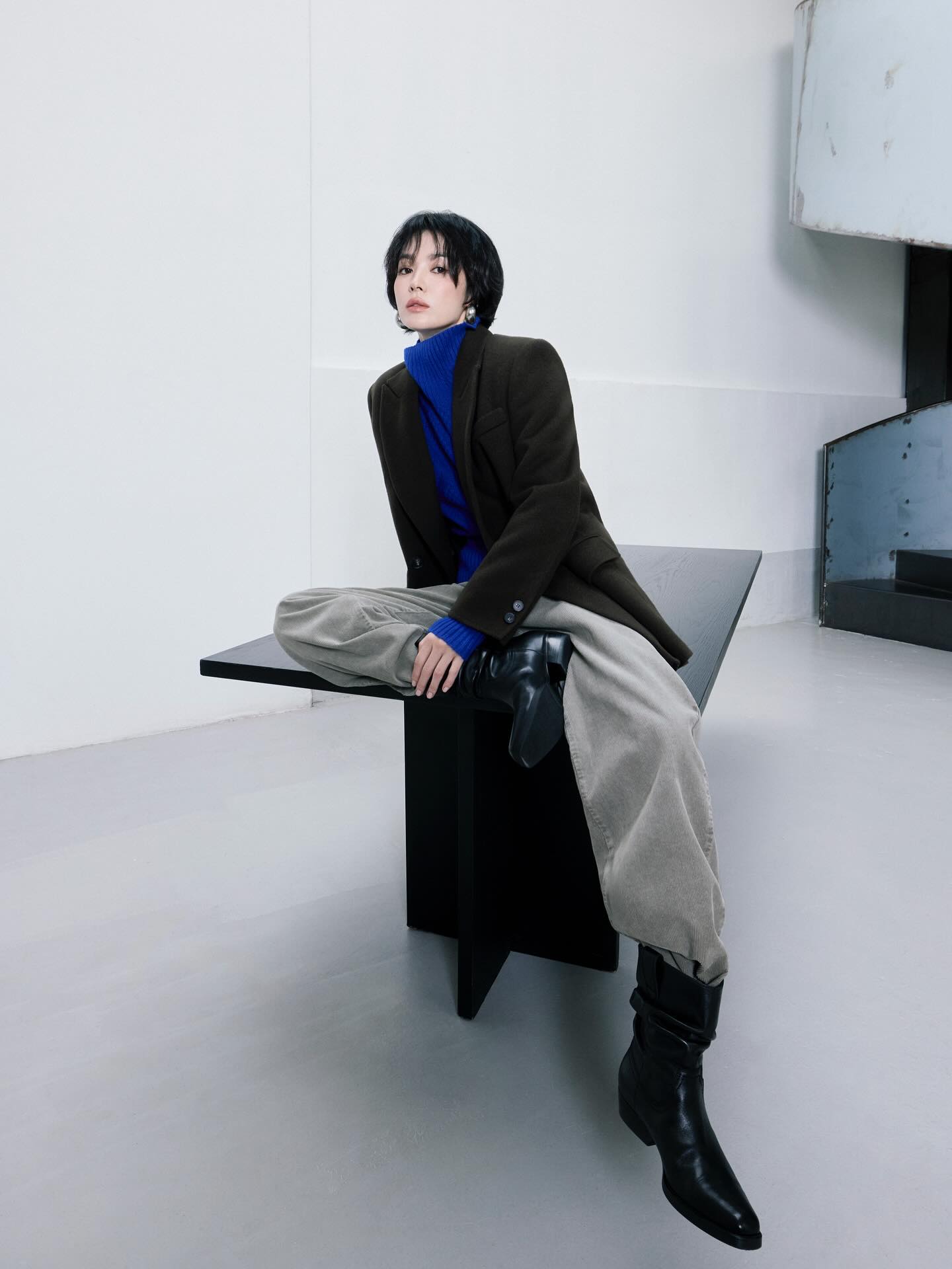 Phụ nữ U50, để tóc ngắn mặc gì đẹp nhất: 9 set đồ của Song Hye Kyo chính là đáp án- Ảnh 4.