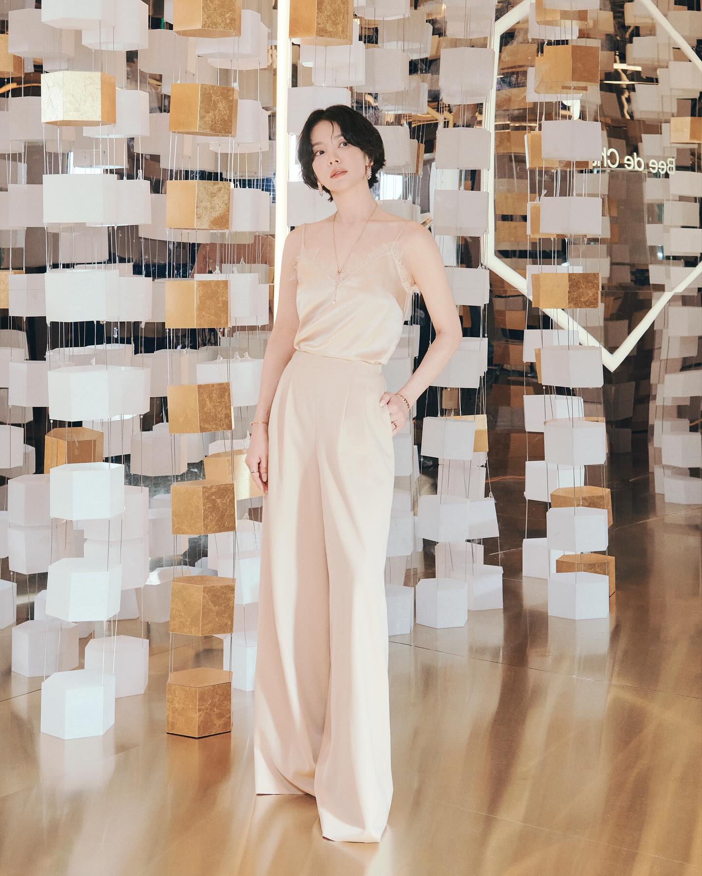 Phụ nữ U50, để tóc ngắn mặc gì đẹp nhất: 9 set đồ của Song Hye Kyo chính là đáp án- Ảnh 3.