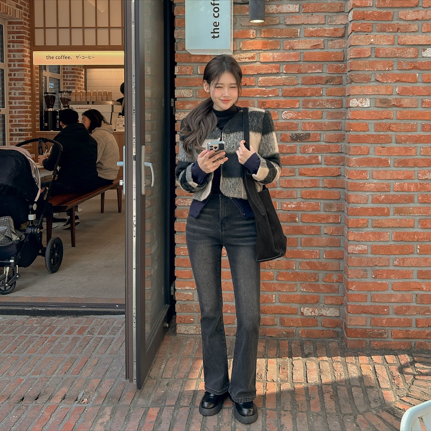 Vì sao phụ nữ ở mọi độ tuổi nên ưu tiên sắm áo khoác ngắn hơn áo khoác dài?- Ảnh 7.