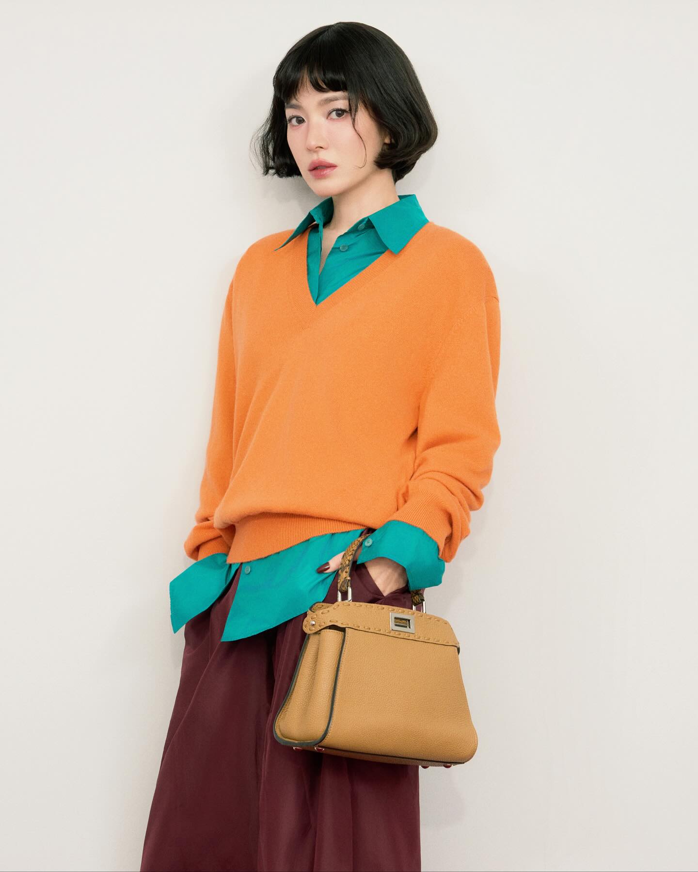 Phụ nữ U50, để tóc ngắn mặc gì đẹp nhất: 9 set đồ của Song Hye Kyo chính là đáp án- Ảnh 2.