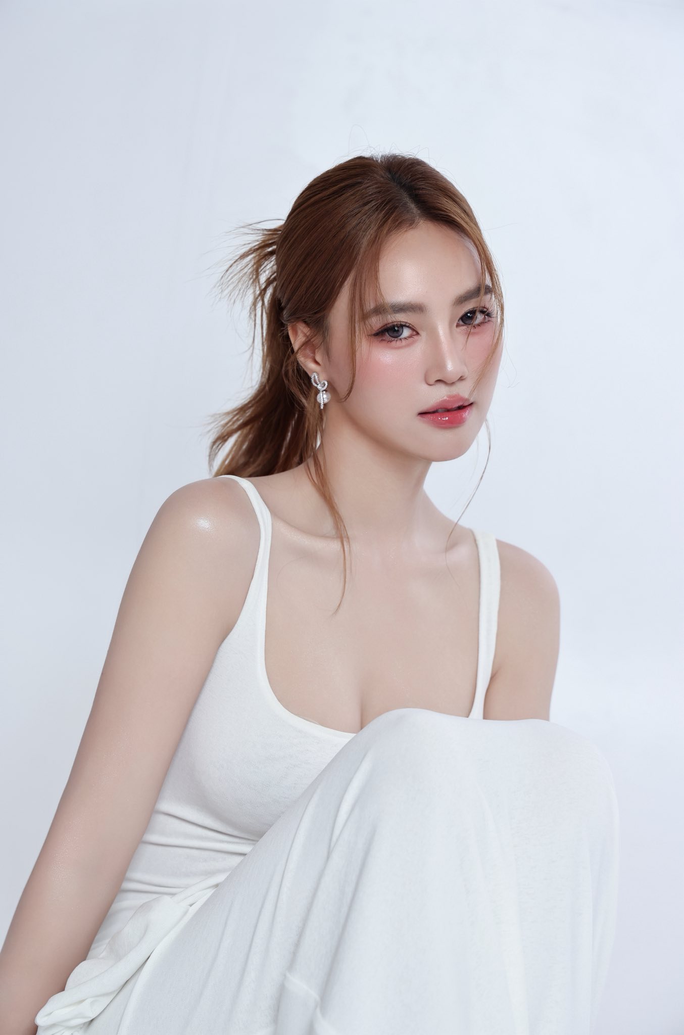 Mỹ nhân Việt duy nhất đóng chính phim Hàn: Người đâu đẹp điên đảo, không làm minh tinh thì làm gì- Ảnh 4. Mỹ nhân Việt duy nhất đóng chính phim Hàn: Người đâu đẹp điên đảo, không làm minh tinh thì làm gì- Ảnh 4.