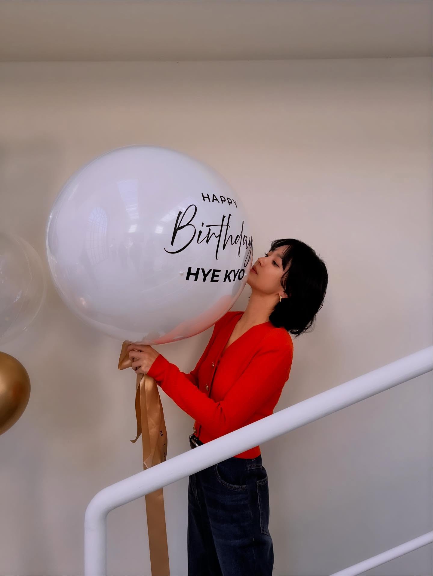 Phụ nữ U50, để tóc ngắn mặc gì đẹp nhất: 9 set đồ của Song Hye Kyo chính là đáp án- Ảnh 1.