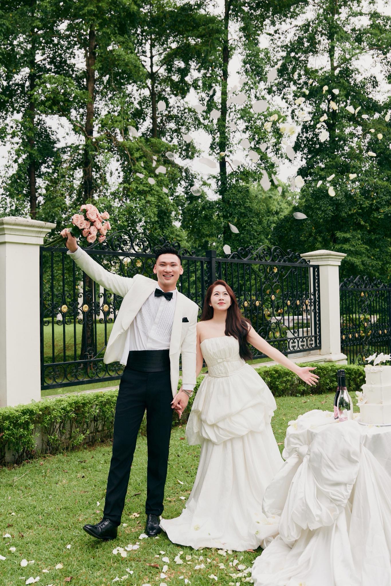 Thủ môn U23 Việt Nam cưới nữ tiếp viên hàng không- Ảnh 2.