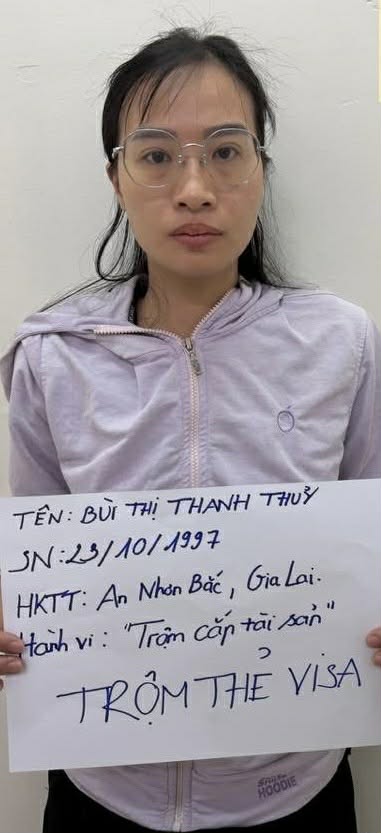 Nữ quản lý nhà hàng ở Phú Mỹ Hưng "phù phép" thẻ tín dụng của khách để mua iPhone 16- Ảnh 1. Nữ quản lý nhà hàng ở Phú Mỹ Hưng "phù phép" thẻ tín dụng của khách để mua iPhone 16- Ảnh 1.