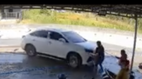 Em trai lái ô tô đâm vào nhà chị ruột, tông tử vong em mình- Ảnh 1.