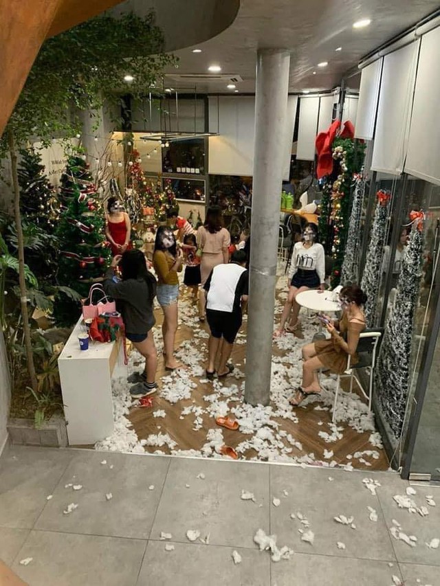 Ngán ngẩm khi nhìn những bức ảnh trẻ phá tan tành khu trang trí Noel của quán cafe: Là 1 bà mẹ 3 con, tôi ủng hộ NO KIDS ZONE- Ảnh 1.