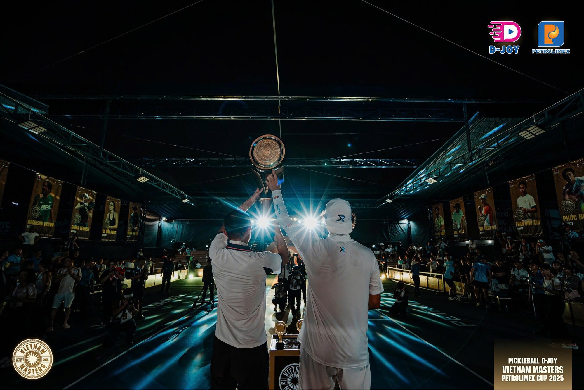 Ai đỉnh hơn Quang Dương nữa: Giành 2 cúp vô địch trong 1 ngày, trích tiền thưởng ủng hộ đồng bào miền Trung!- Ảnh 2. Ai đỉnh hơn Quang Dương nữa: Giành 2 cúp vô địch trong 1 ngày, trích tiền thưởng ủng hộ đồng bào miền Trung!- Ảnh 2.