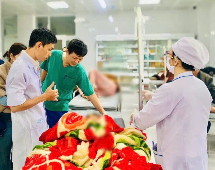 Tai nạn lật xe, bệnh viện kích hoạt báo động đỏ cứu 13 học sinh- Ảnh 1.