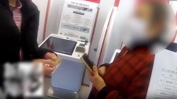 Chuyển nhầm gần 30 triệu đồng tiền chữa bệnh vào tài khoản lạ, người phụ nữ đòi lại nhưng đối phương tuyên bố: “Tôi không nhận được đồng nào”- Ảnh 1. Chuyển nhầm gần 30 triệu đồng tiền chữa bệnh vào tài khoản lạ, người phụ nữ đòi lại nhưng đối phương tuyên bố: “Tôi không nhận được đồng nào”- Ảnh 1.