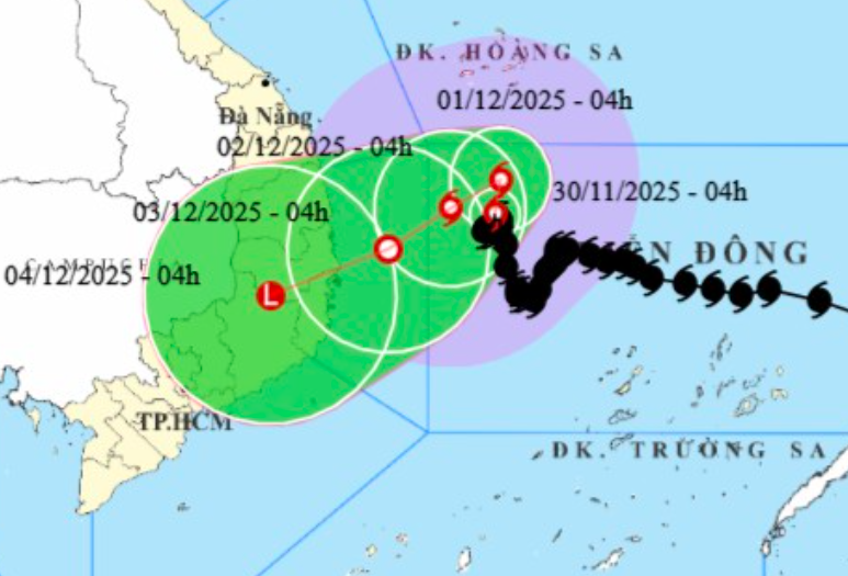 Bão số 15 giật cấp 11, "đi bộ" trên Biển Đông- Ảnh 1.