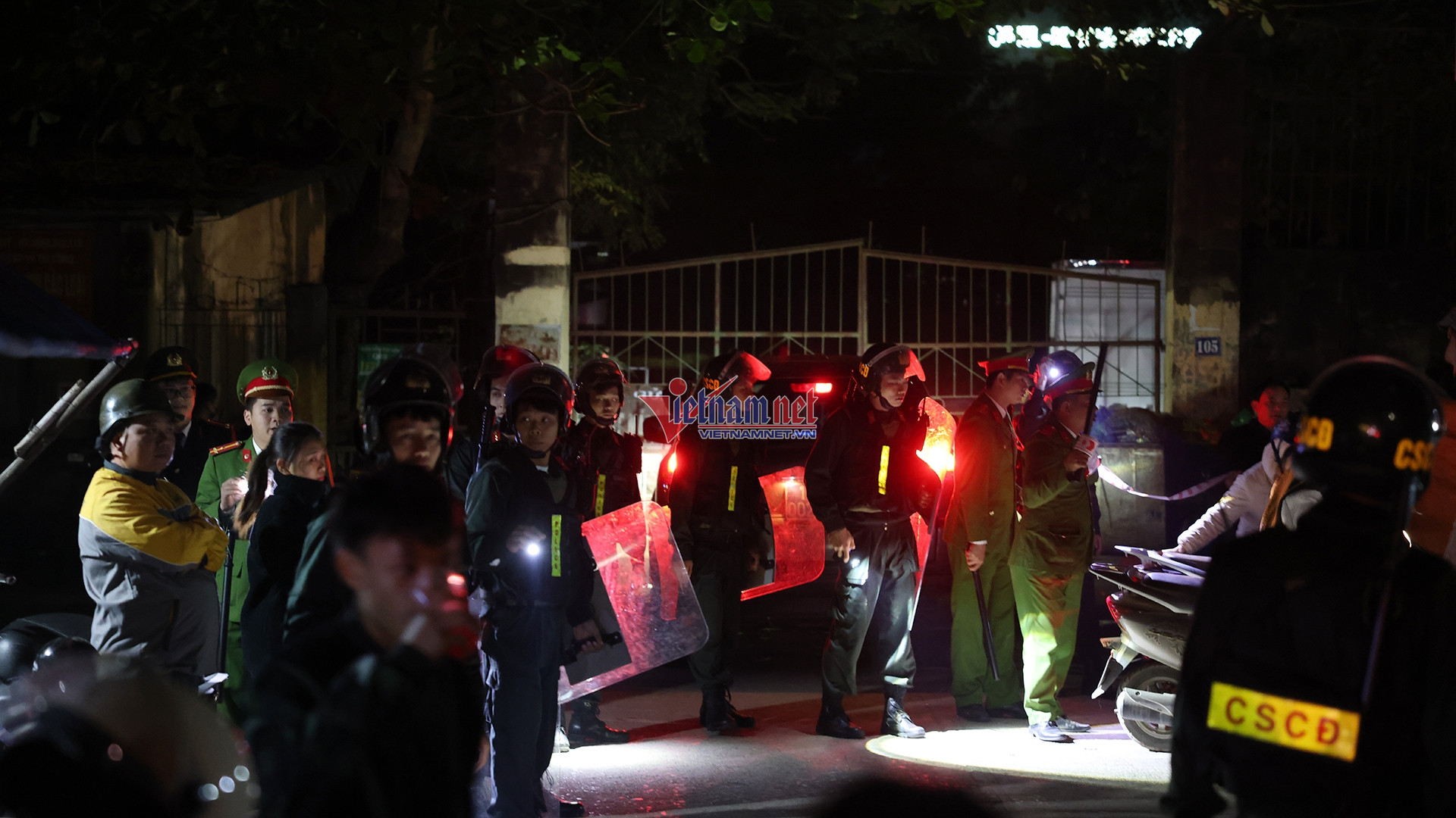 Công an Lạng Sơn phong tỏa lối vào Trạm Quản lý thị trường số 4- Ảnh 1. Công an Lạng Sơn phong tỏa lối vào Trạm Quản lý thị trường số 4- Ảnh 1.