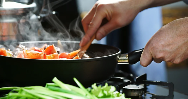 Dùng chảo sai cách, người phụ nữ mắc ung thư gan vì cơ thể chứa đầy “hóa chất vĩnh cửu”