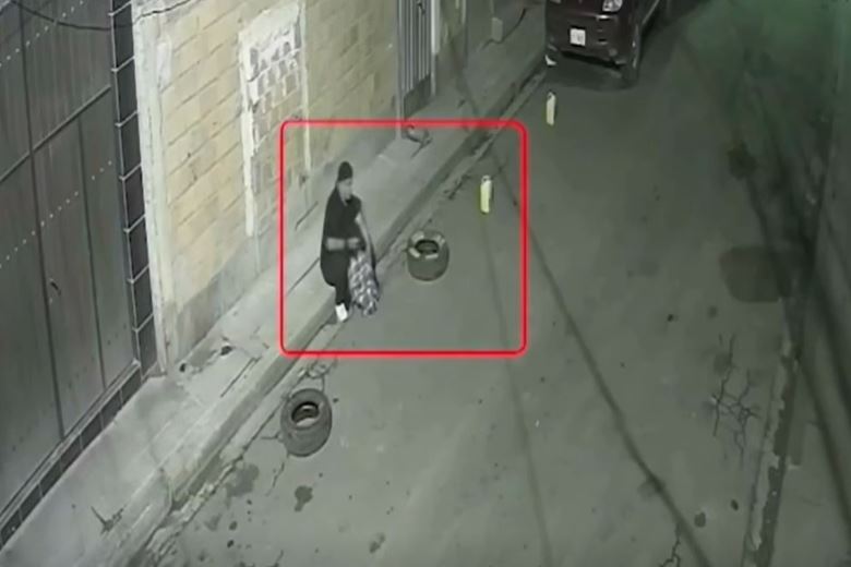 Người đàn ông bỏ rơi con gái mới sinh trên phố- Ảnh 1.