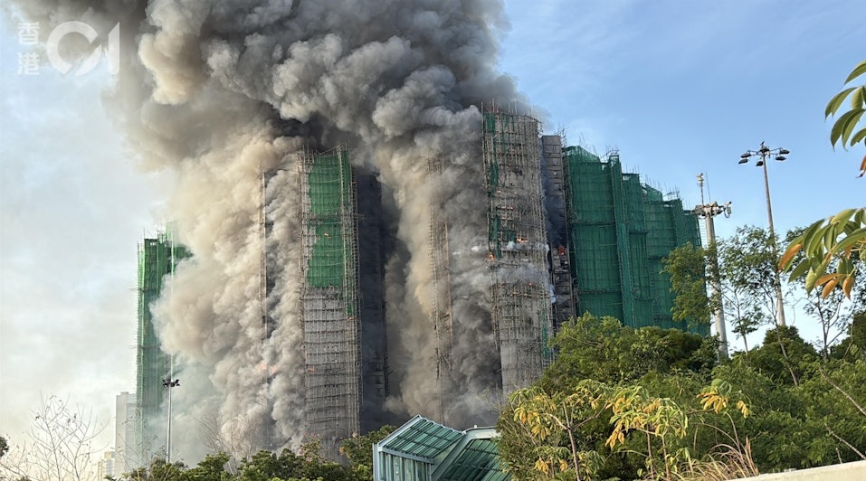 Cháy chung cư Hồng Kông: 15 giờ địa ngục và nỗi buồn người sống sót- Ảnh 2. Cháy chung cư Hồng Kông: 15 giờ địa ngục và nỗi buồn người sống sót- Ảnh 2.