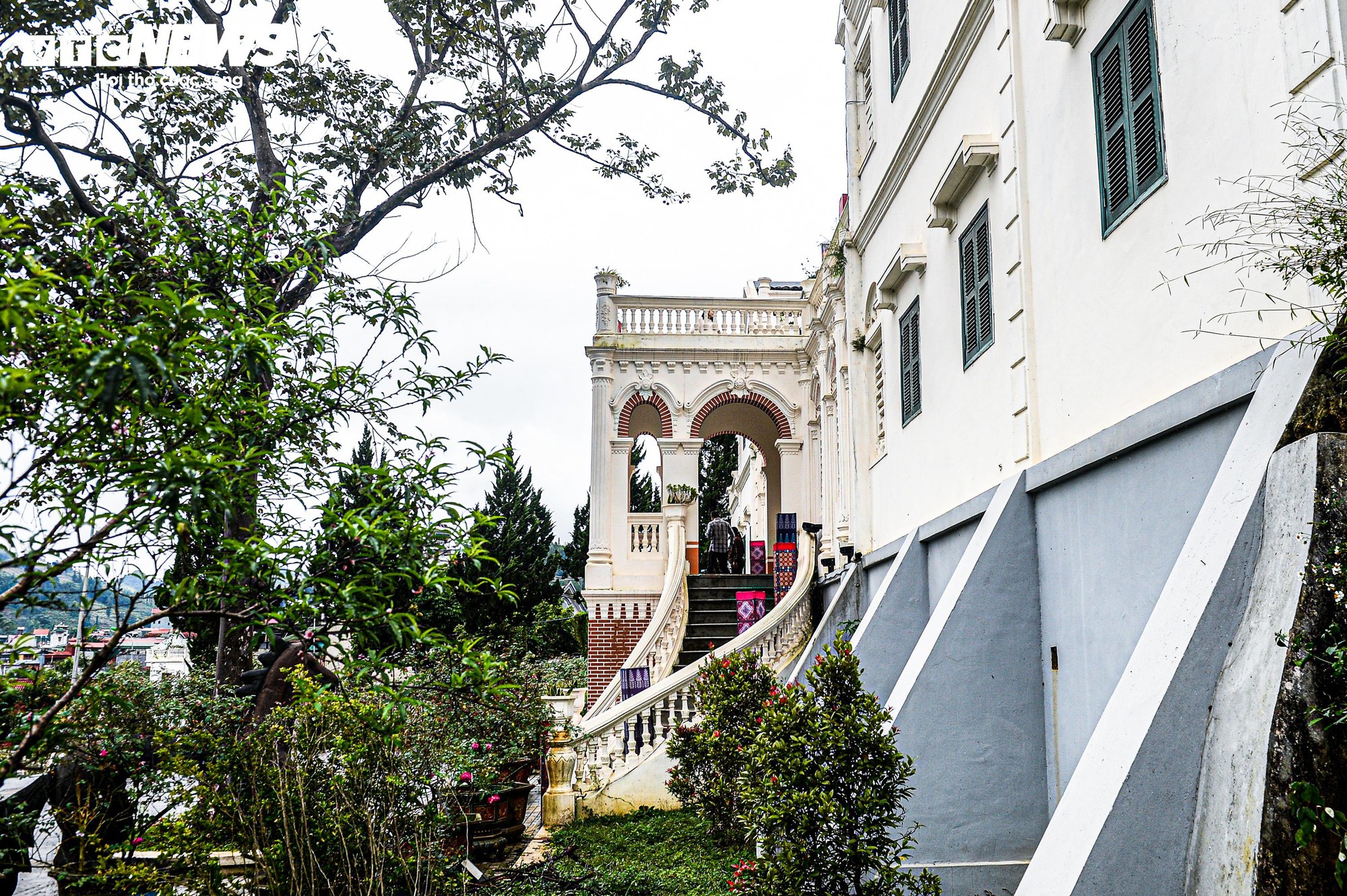 Dinh thự Vua Mèo khoác áo mới sau trùng tu, lộng lẫy giữa cao nguyên trắng- Ảnh 15.