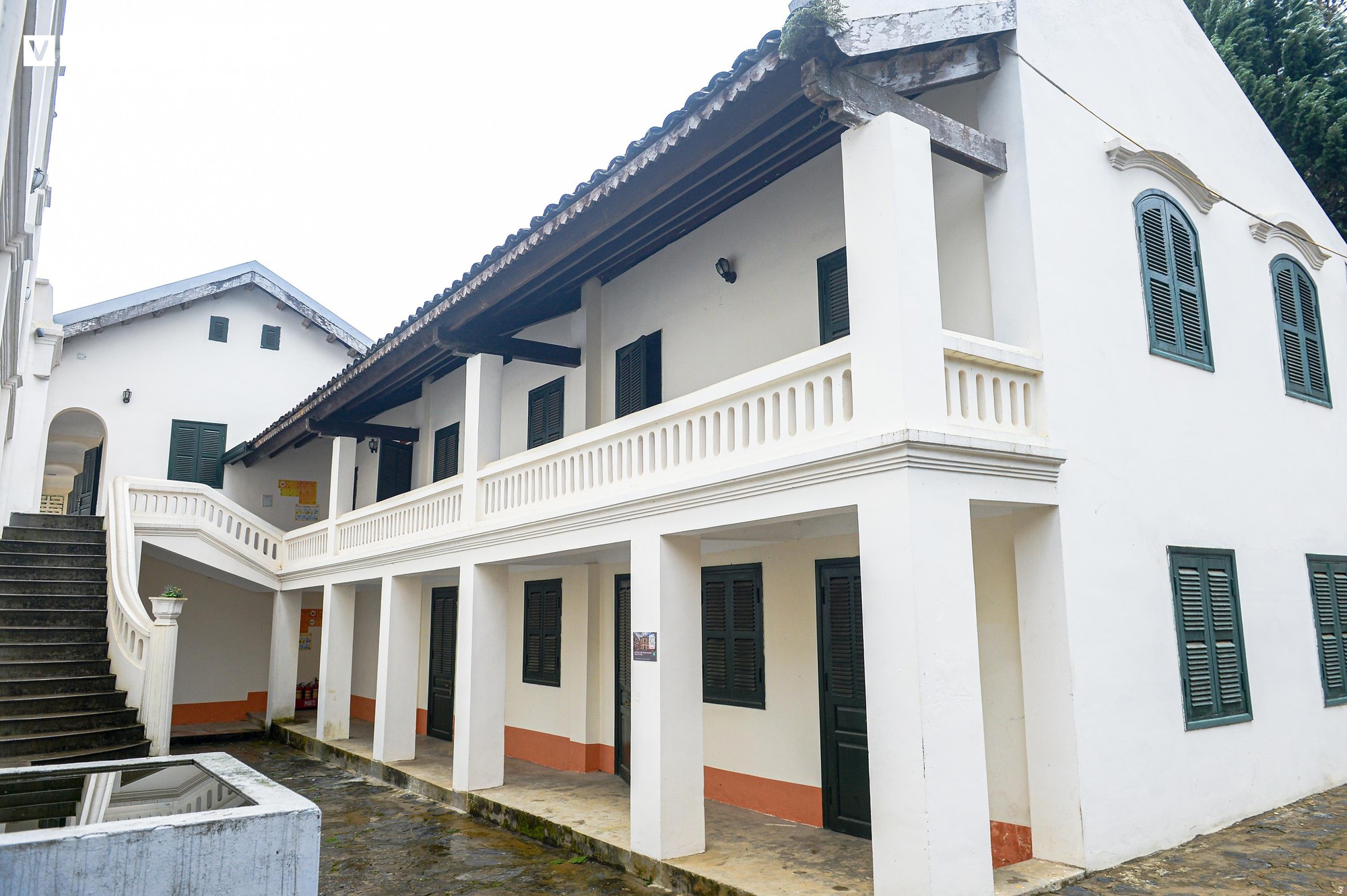 Dinh thự Vua Mèo khoác áo mới sau trùng tu, lộng lẫy giữa cao nguyên trắng- Ảnh 3.