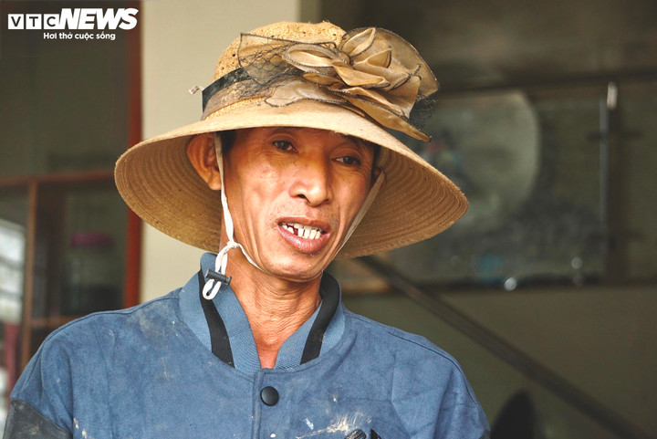 Chỉ kịp cứu chính mình, người đàn ông day dứt khi mất 3 người thân trong lũ- Ảnh 1.