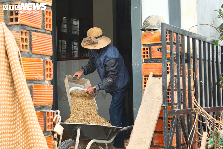 Chỉ kịp cứu chính mình, người đàn ông day dứt khi mất 3 người thân trong lũ- Ảnh 3.