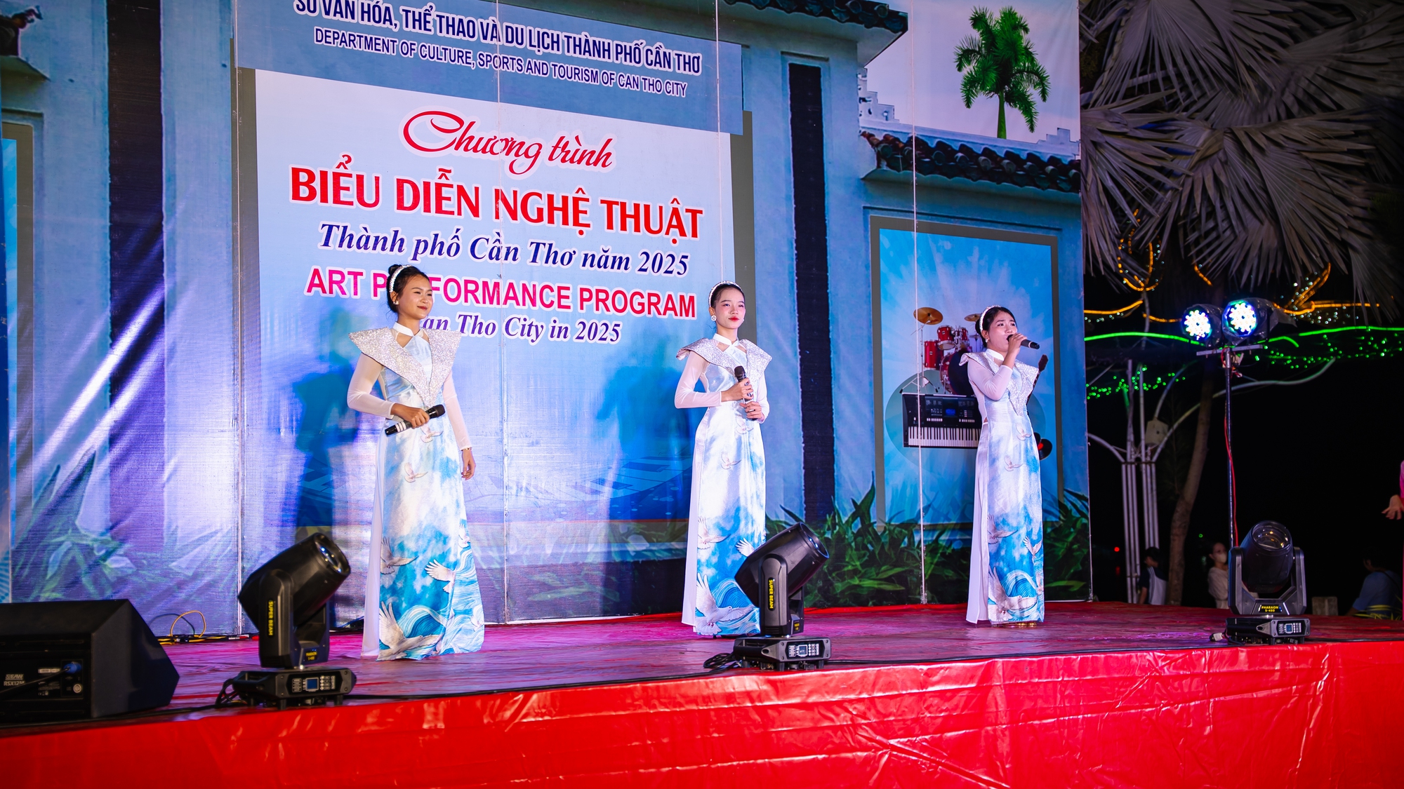 Phố đi bộ Ninh Kiều thu hút du khách trong ngày trở lại- Ảnh 3.