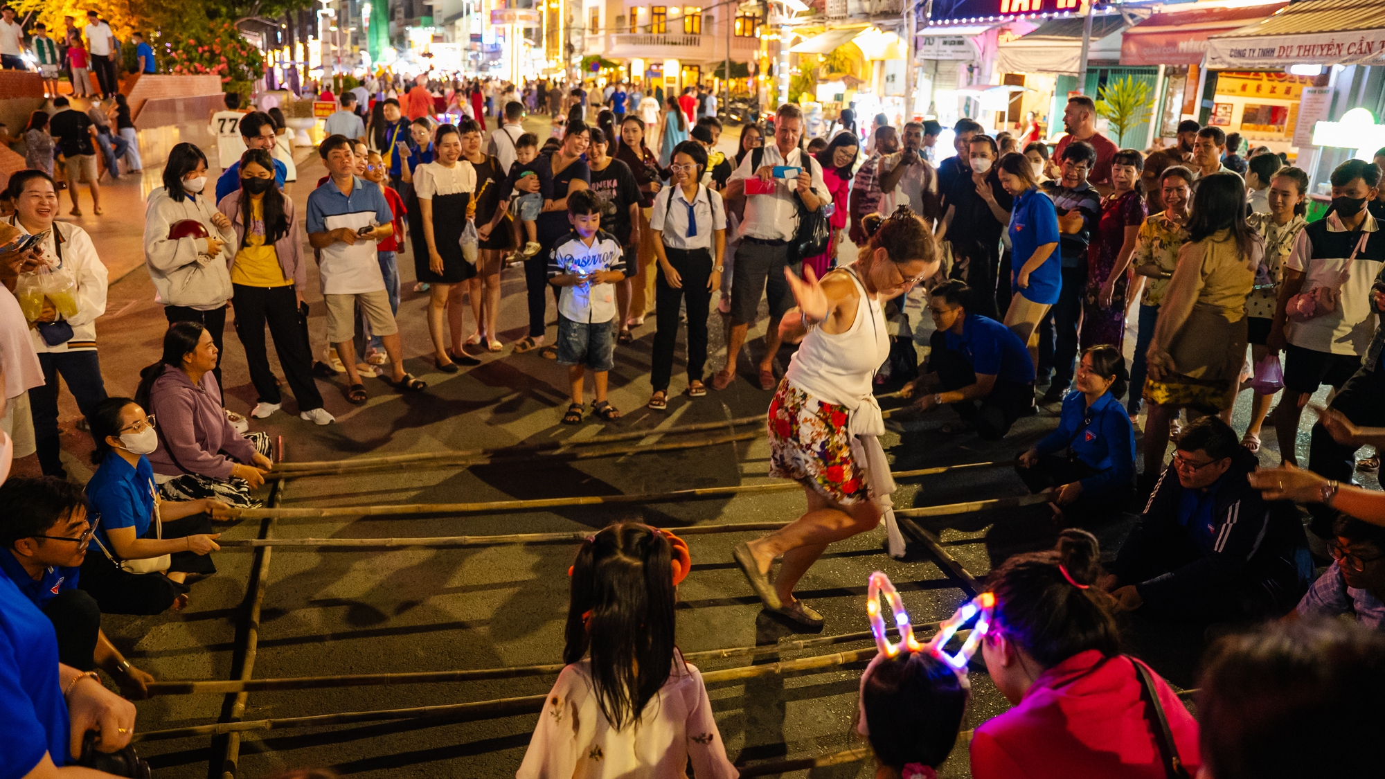 Phố đi bộ Ninh Kiều thu hút du khách trong ngày trở lại- Ảnh 9.