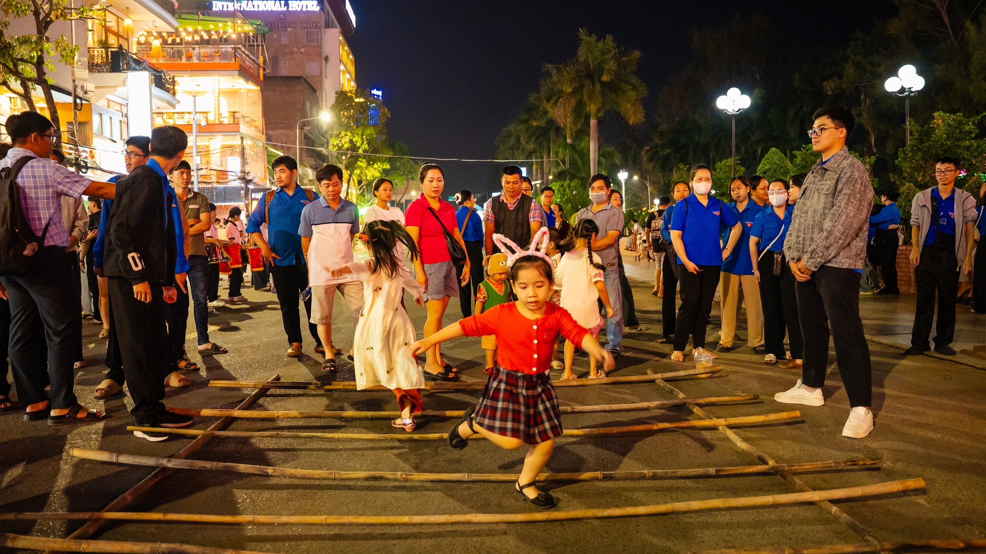 Phố đi bộ Ninh Kiều thu hút du khách trong ngày trở lại- Ảnh 10.