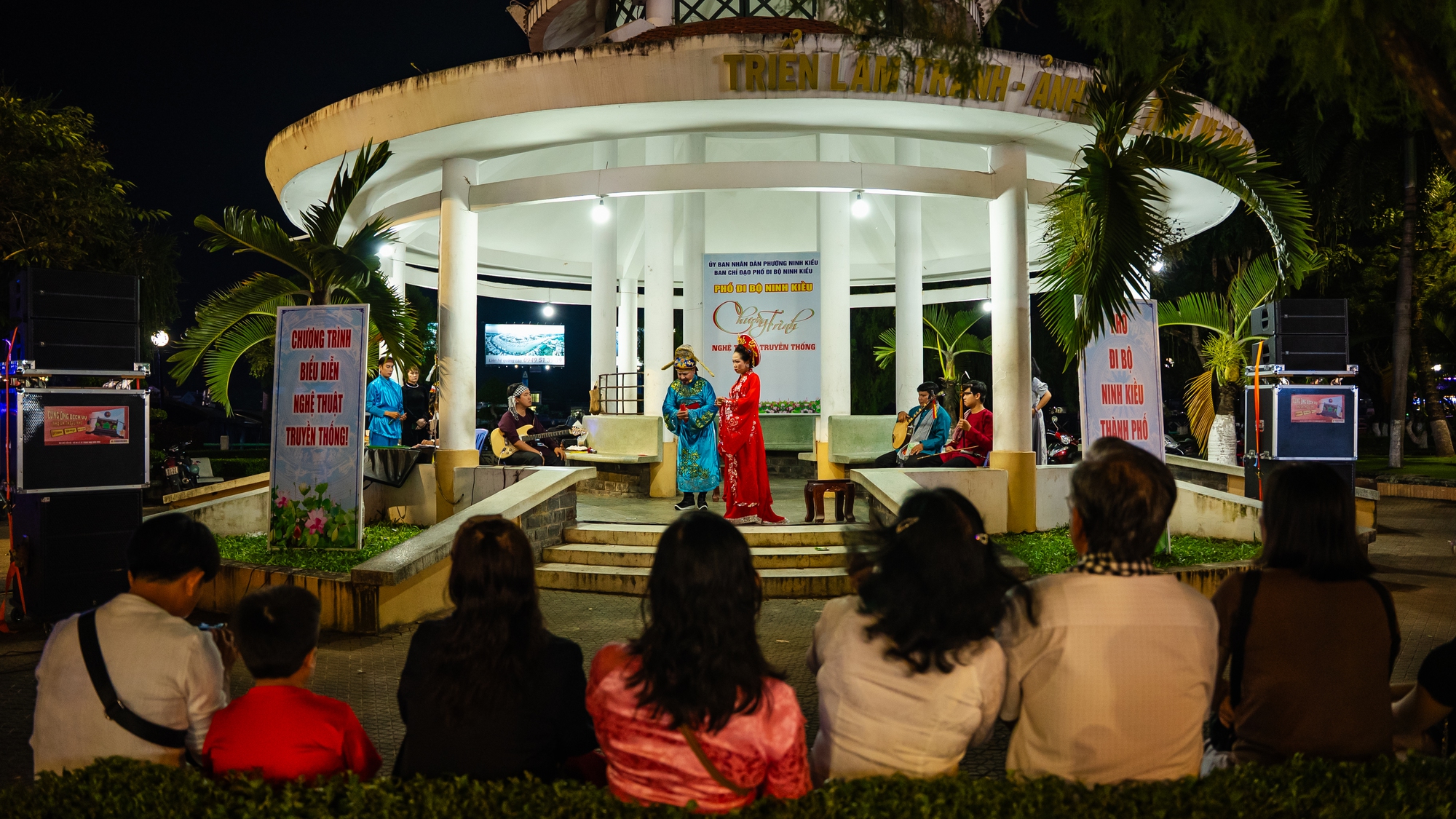 Phố đi bộ Ninh Kiều thu hút du khách trong ngày trở lại- Ảnh 7.