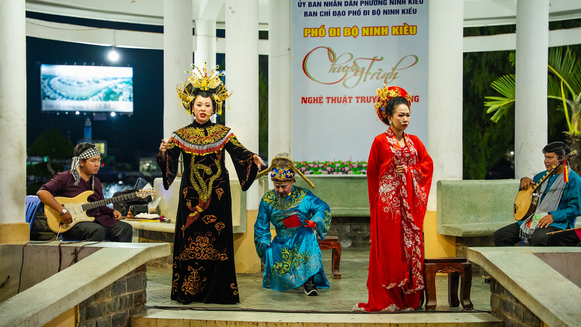 Phố đi bộ Ninh Kiều thu hút du khách trong ngày trở lại- Ảnh 6.