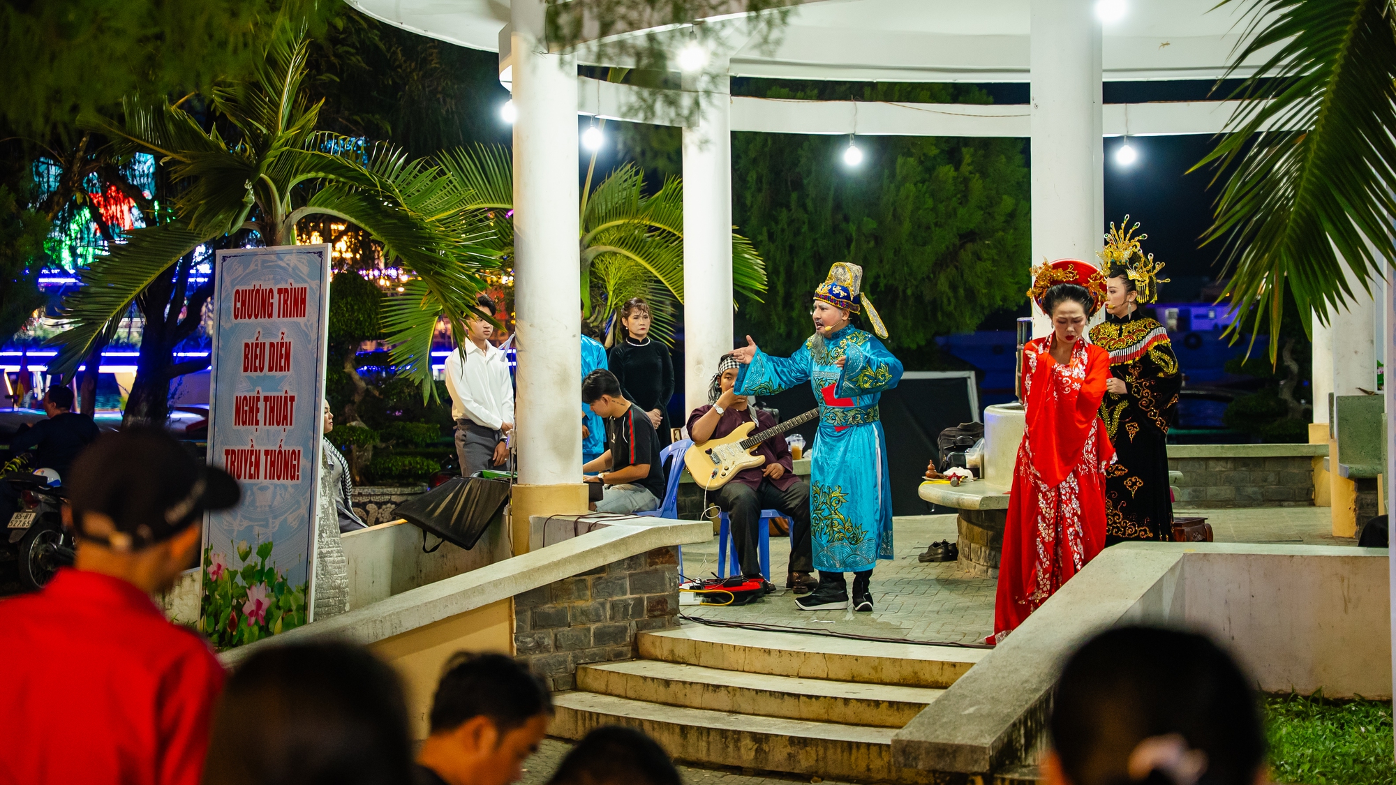 Phố đi bộ Ninh Kiều thu hút du khách trong ngày trở lại- Ảnh 5.