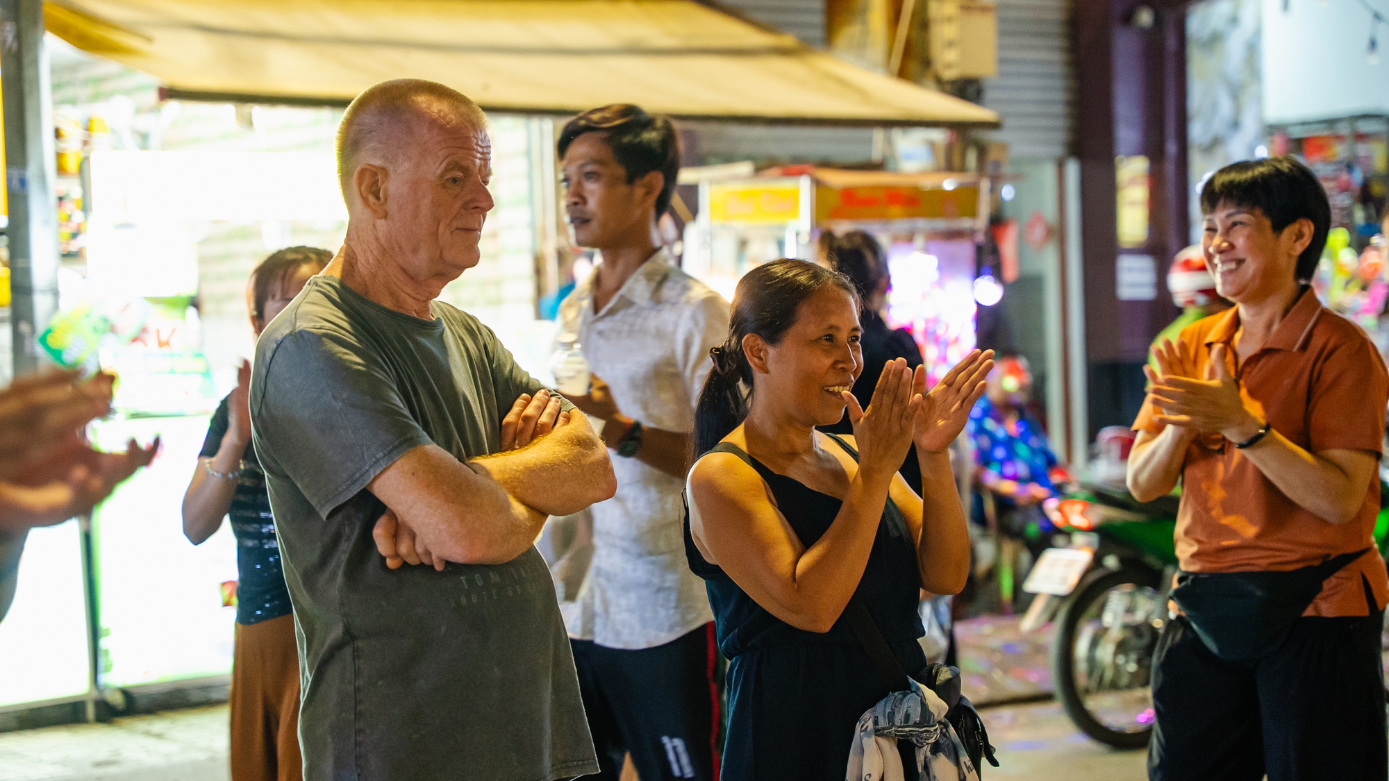 Phố đi bộ Ninh Kiều thu hút du khách trong ngày trở lại- Ảnh 8.