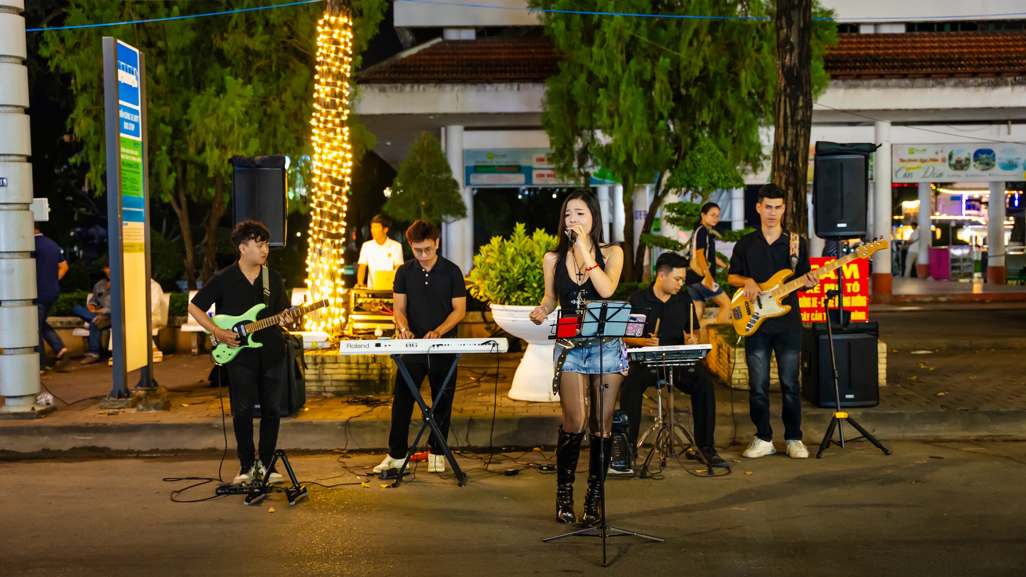 Phố đi bộ Ninh Kiều thu hút du khách trong ngày trở lại- Ảnh 16.