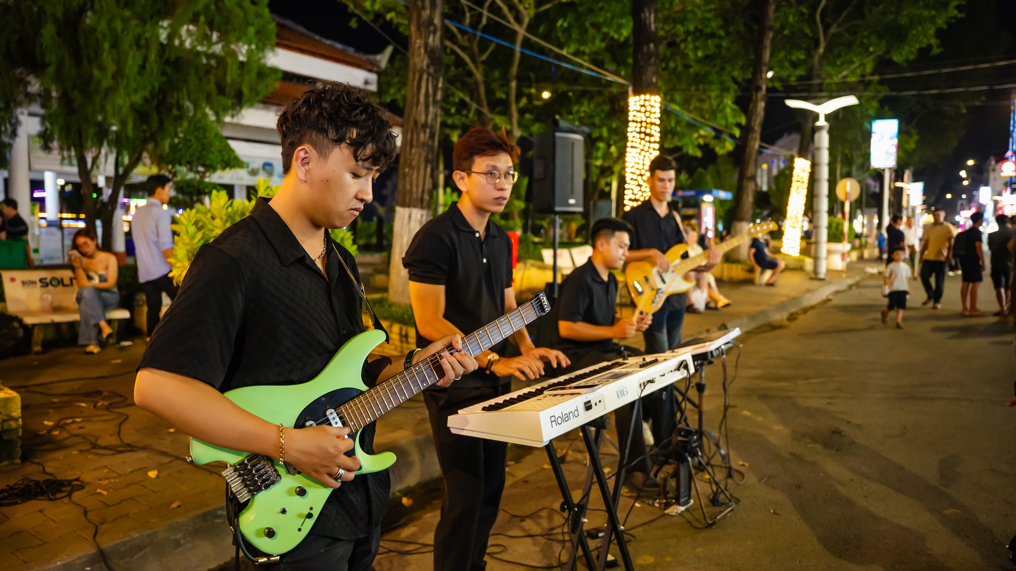 Phố đi bộ Ninh Kiều thu hút du khách trong ngày trở lại- Ảnh 15.