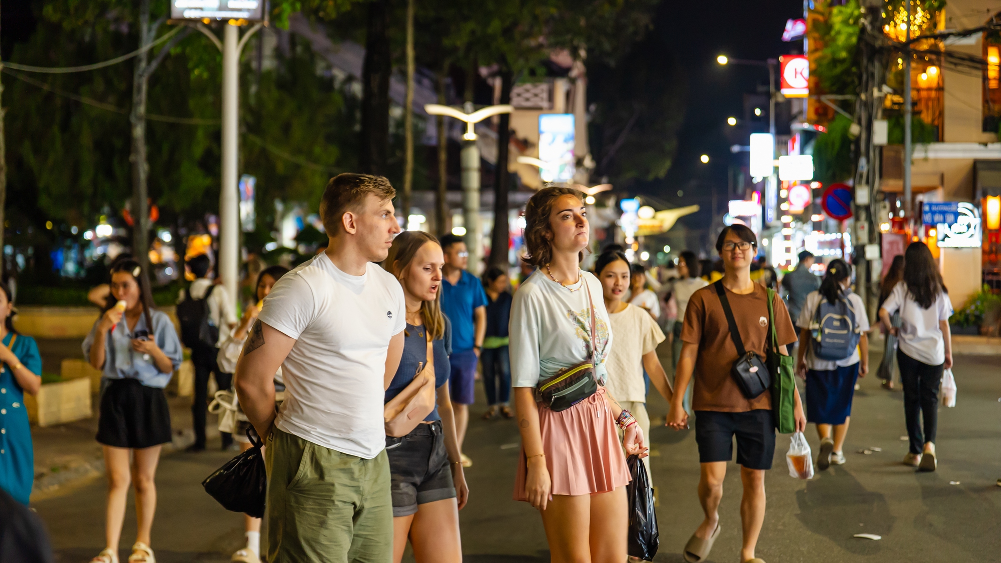 Phố đi bộ Ninh Kiều thu hút du khách trong ngày trở lại- Ảnh 19.