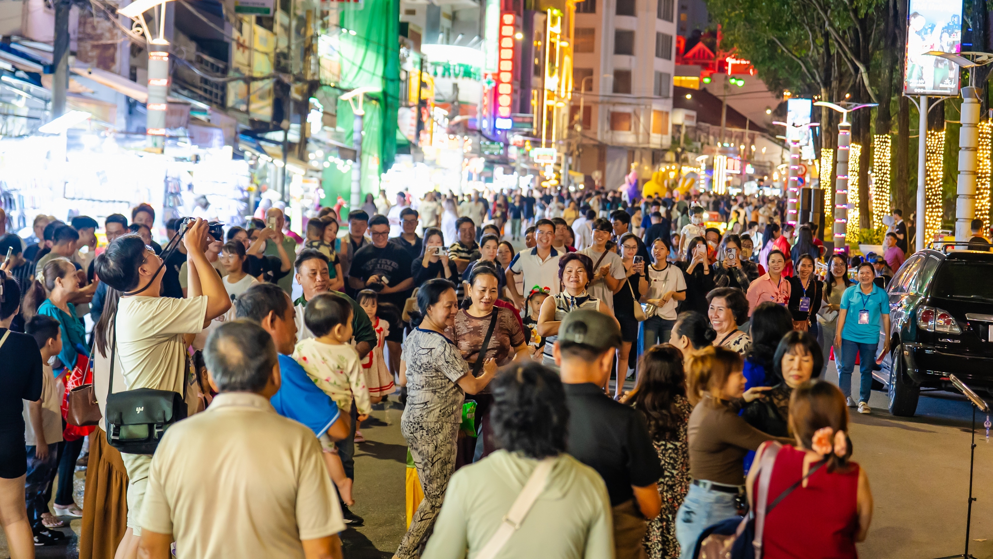 Phố đi bộ Ninh Kiều thu hút du khách trong ngày trở lại- Ảnh 17.