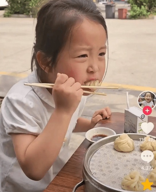 1,1 triệu lượt thích cho clip 2 cha con ăn sáng cùng nhau, hé lộ một kiểu giáo dục mới khiến nhiều phụ huynh phải tự soi lại mình- Ảnh 1.