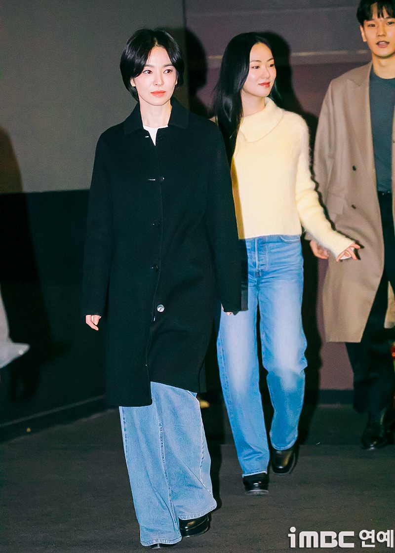 Mặc quần jeans theo phong cách tối giản: Song Hye Kyo chính là Mặc quần jeans theo phong cách tối giản: Song Hye Kyo chính là