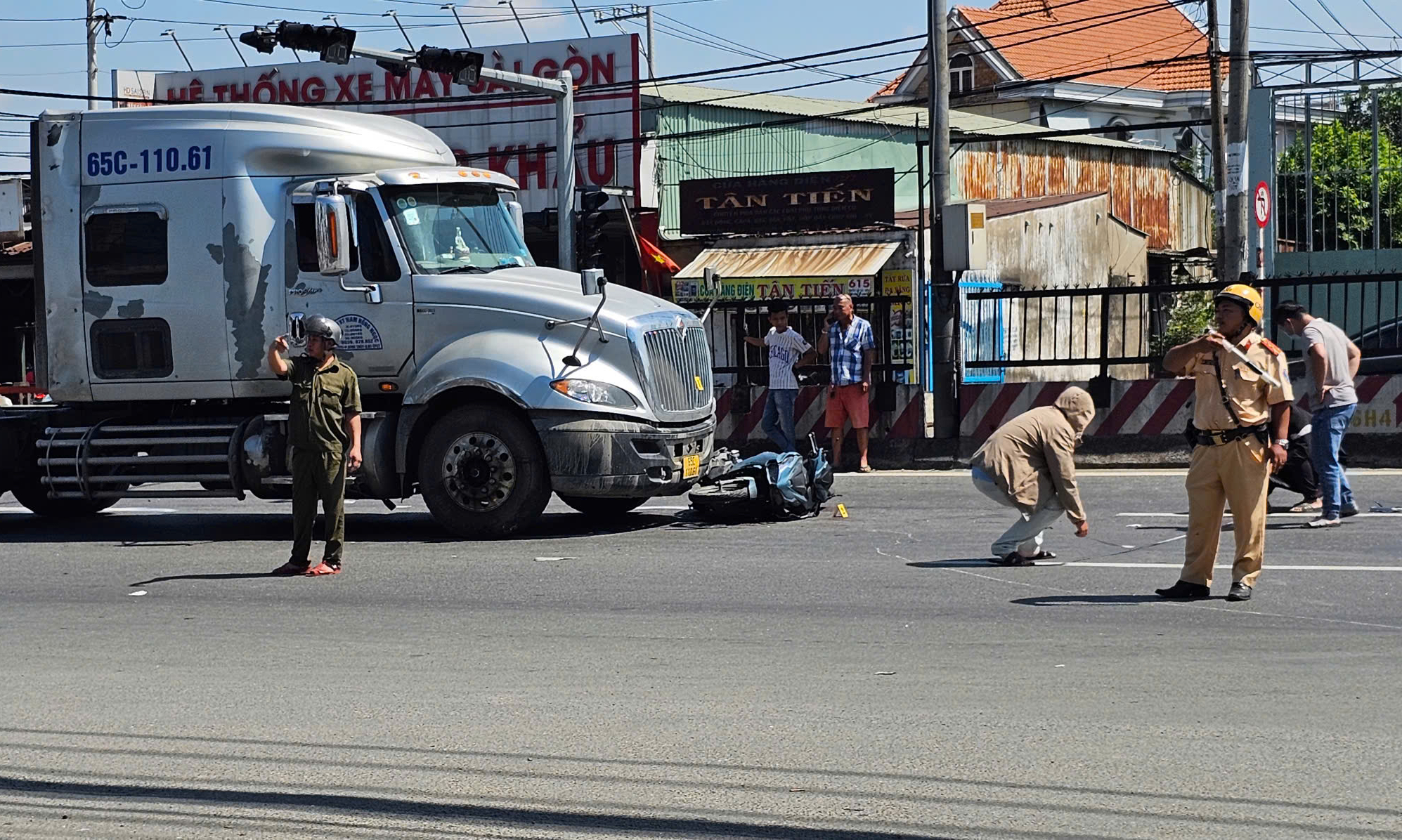 Tai nạn giao thông nghiêm trọng ở phường Bình Tân, TPHCM- Ảnh 1.